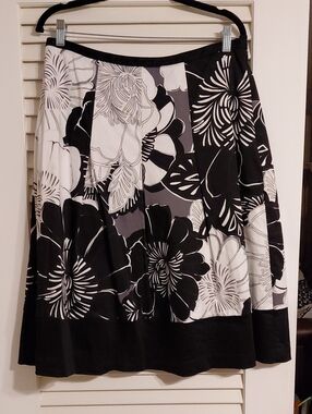 East 5th Size 14 Black, White, & Gray Floral A-Line Midi Skirt